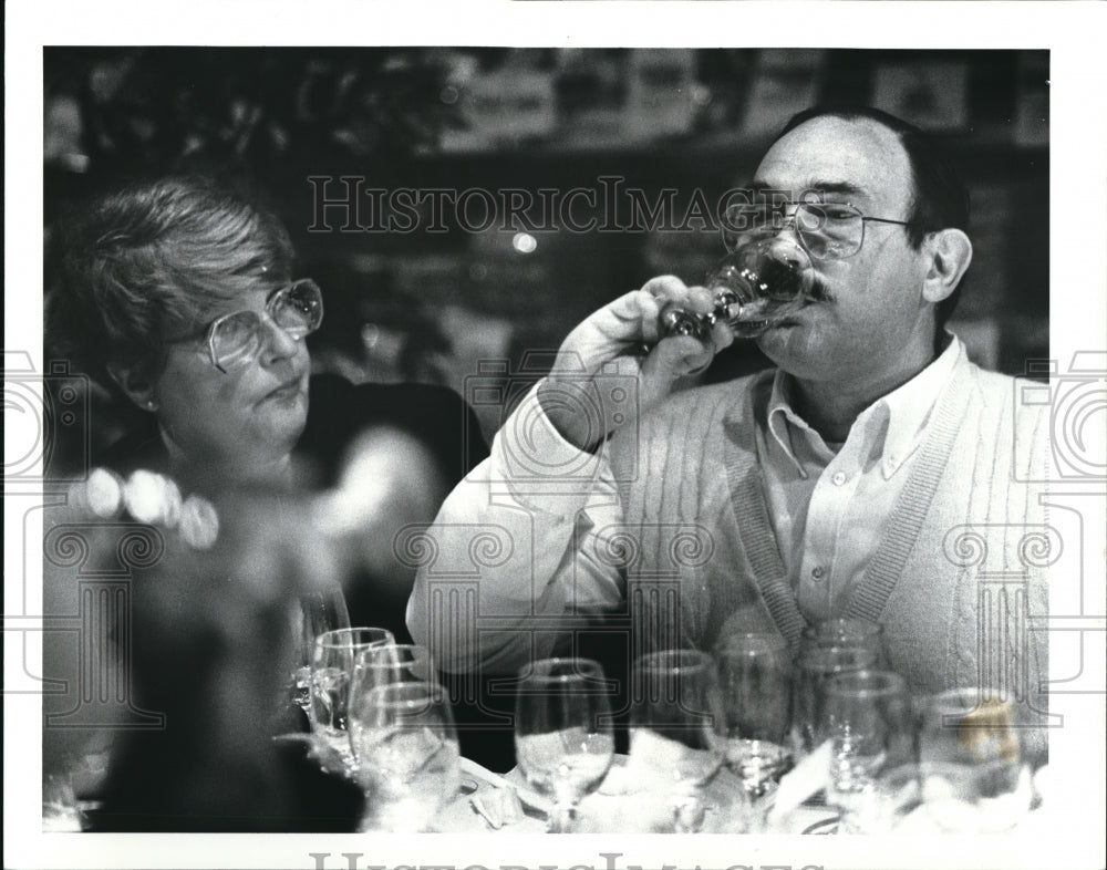 1986 Press Photo Wine Tasting at the West Market by Dr. &amp; Mrs. Edwin Wagner - Historic Images