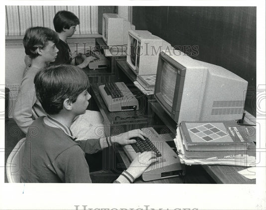 1984 Press Photo Students at Emerson Jr. High School in their computer class - Historic Images