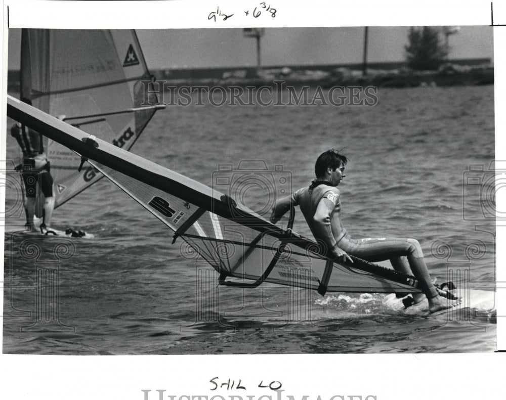 Press Photo Rick Eastin of Bangkok with his surf board at Main Street Beach - Historic Images