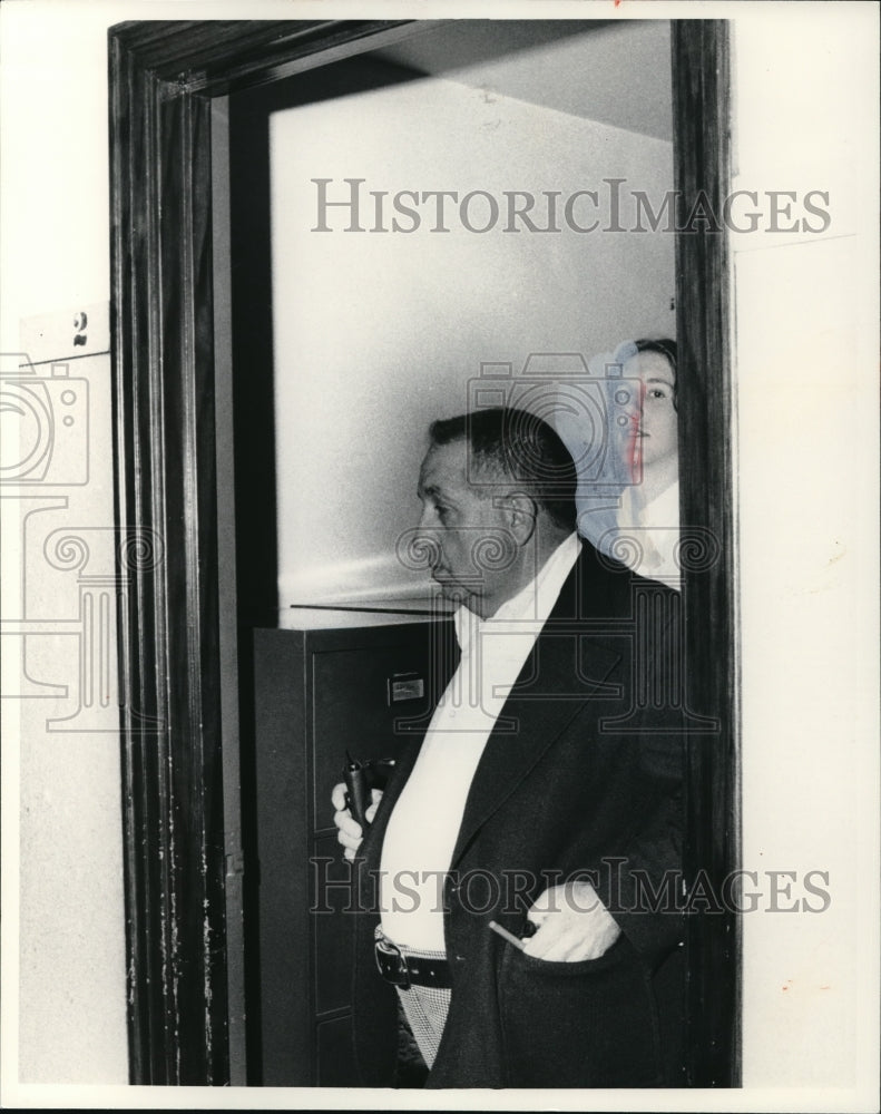 1976 Press Photo Richard C Huebver pleaded innocent to theft and frre on bond - Historic Images