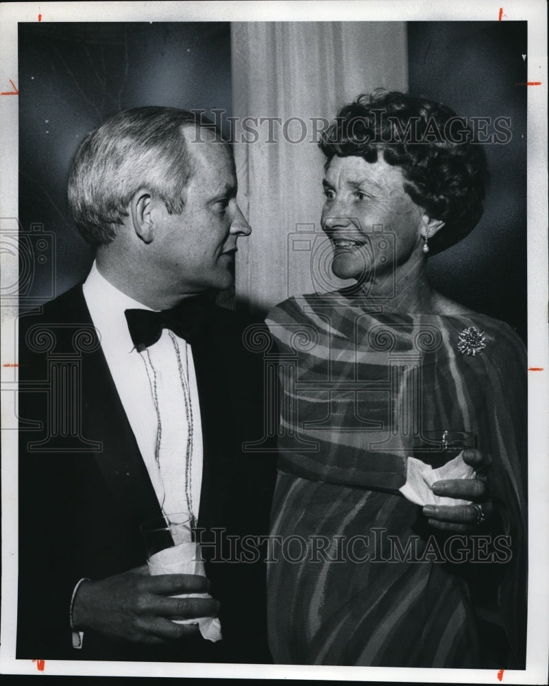 1976 Press Photo Norfleet R Turner & Mrs. Gilbert W. Humphrey at Met. Opera. - Historic Images