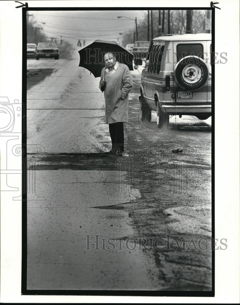 1986 Press Photo Mayor Thomas A. Hughes of Highland Heights on Wilson Mills - Historic Images