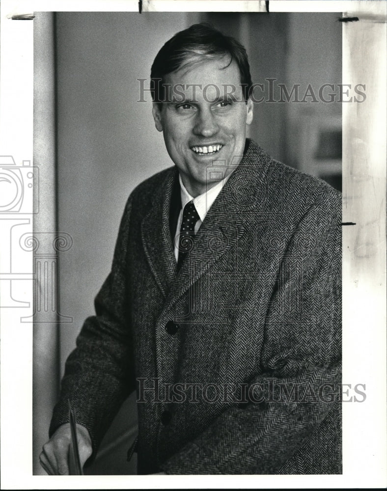 1987 Press Photo Special Prosecutor Peter H. Hull Talks to Reporters - cva18543 - Historic Images