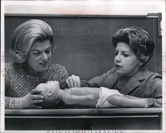 1969 Press Photo Lois Horvitz and Martha Hayes practice resuscitating a baby- Historic Images