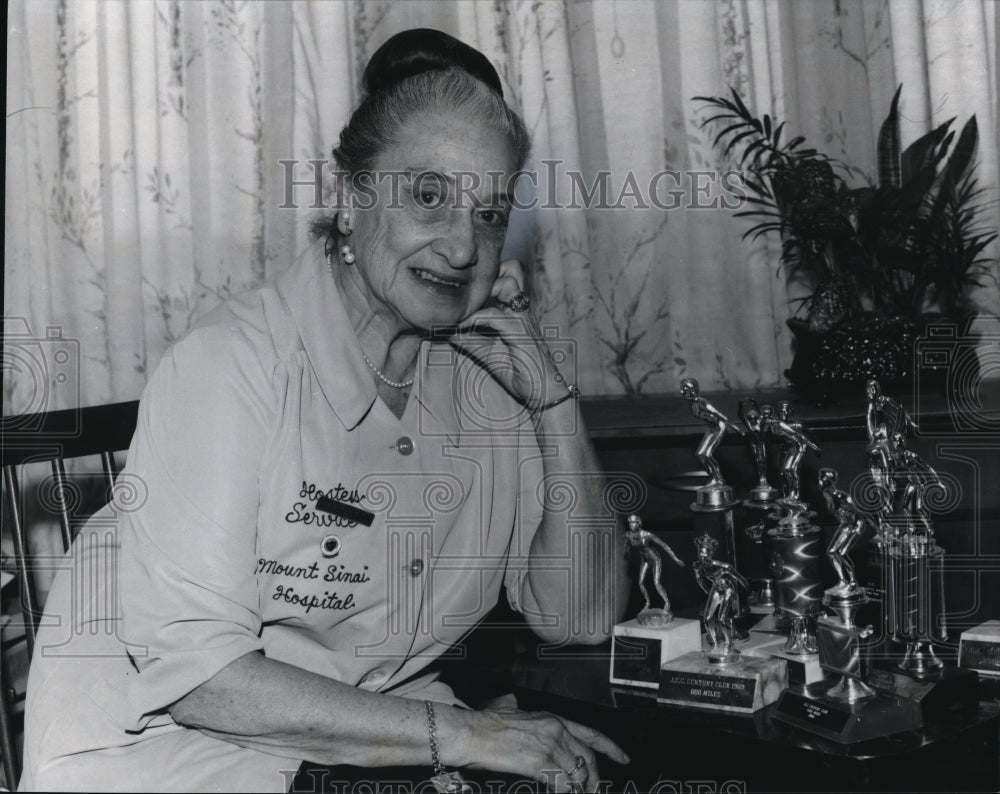 1977 Press Photo Mrs. Sam Horovitz of Hostess Service at Mount Sinai Hospital - Historic Images