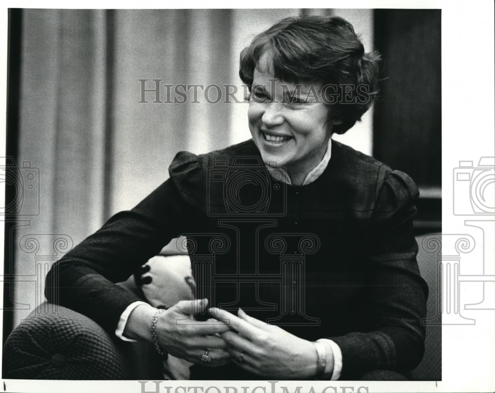 1987 Press Photo Karen N. Horn Leaving Federal Reserve Bank for Bank One - Historic Images