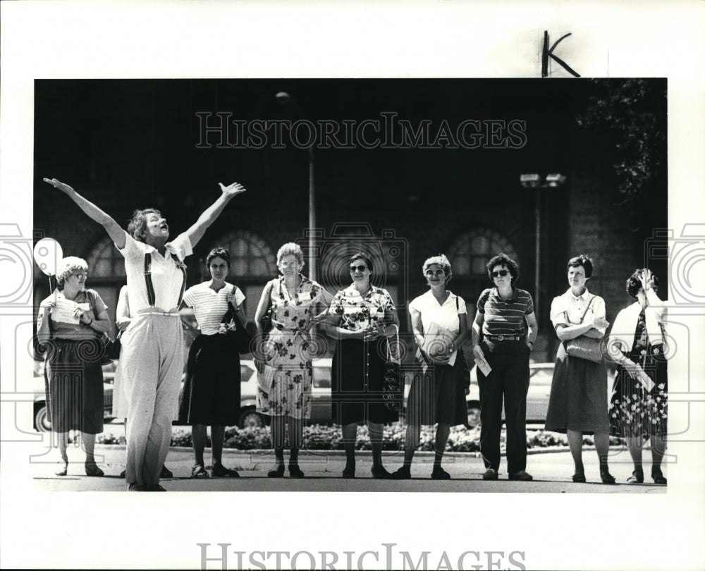 1984 Press Photo Sister Carolyn Horvath of Cleveland Dances at Peace Memorial - Historic Images