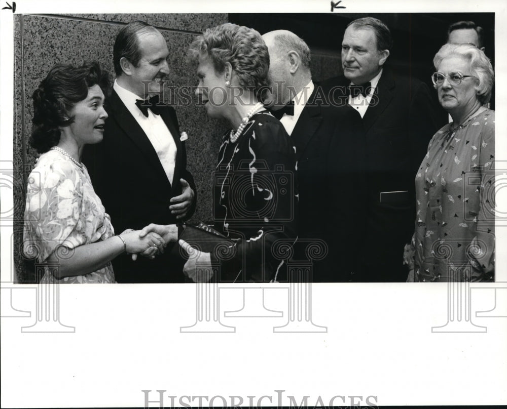 1986 Press Photo Robert B. Horton with his wife at a party - Historic Images