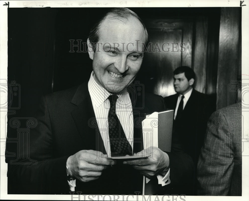 1986 Press Photo SOHIO board Chairman Robert B. Horton checks the questions - Historic Images