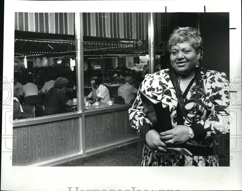 1987 Press Photo Carole Hoover outside Terrace Restaurant Cafeteria. - Historic Images