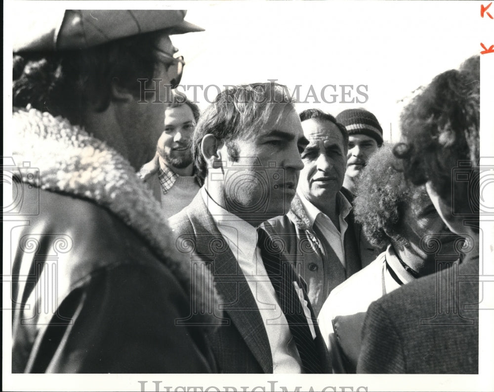 1979 Press Photo Michael J Jablonski Company Rep. talks to TRW Strikers. - Historic Images