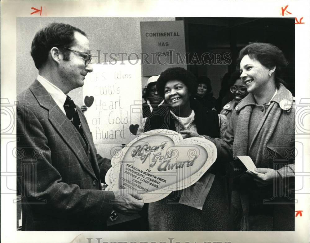 1981 Press Photo Thomas D Hord of Continetal Savings accept Heart of Gold Award - Historic Images