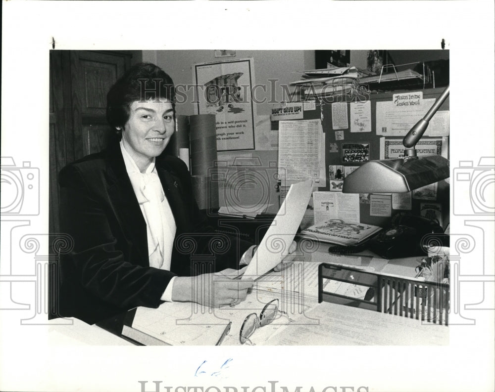 1983 Press Photo Ida Jean Hopkins in her office - Historic Images