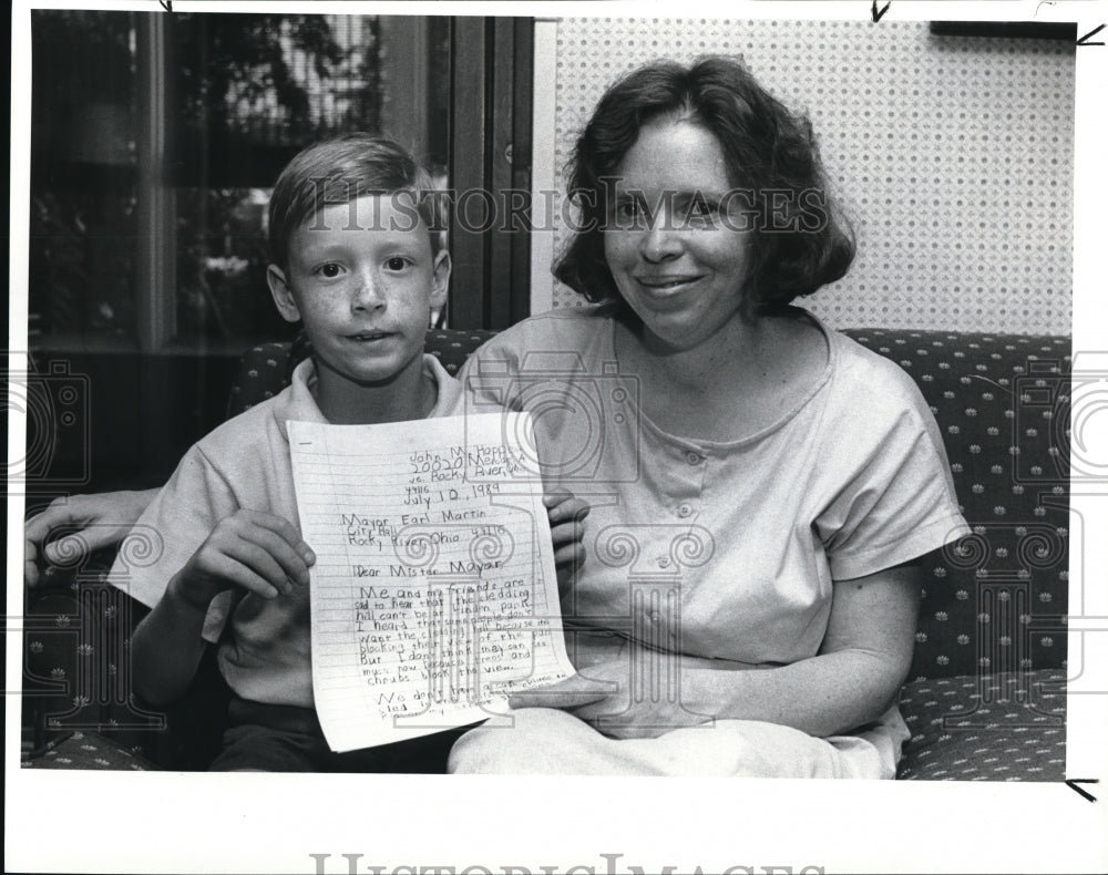 1989 Press Photo John Hoppesch &amp; mother Pat, petition the Mayor of Rocky River - Historic Images