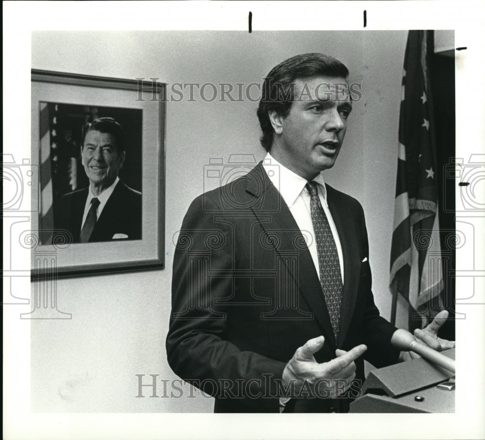 1984 Press Photo Senator John Heinz at a News Conference - Historic Images