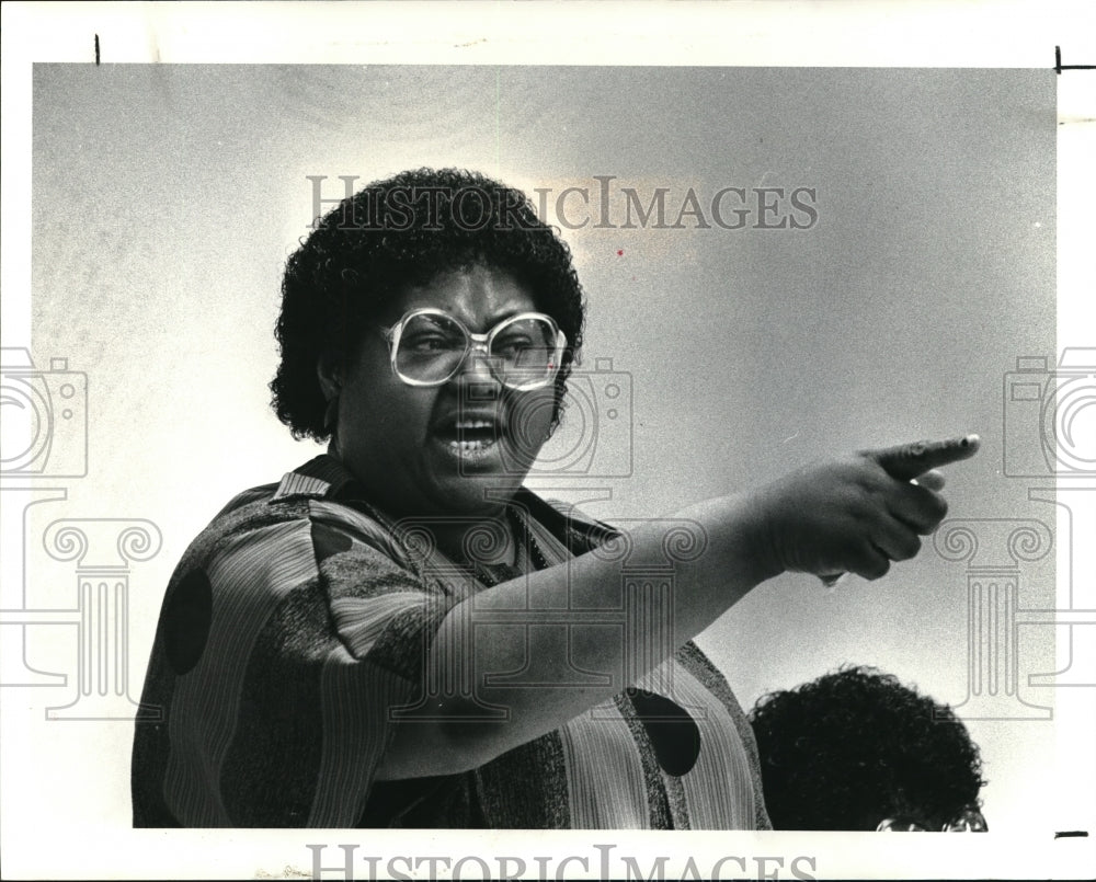 1987 Press Photo Lena Jackson hurls accusations at her tenant Deborah Callahan - Historic Images