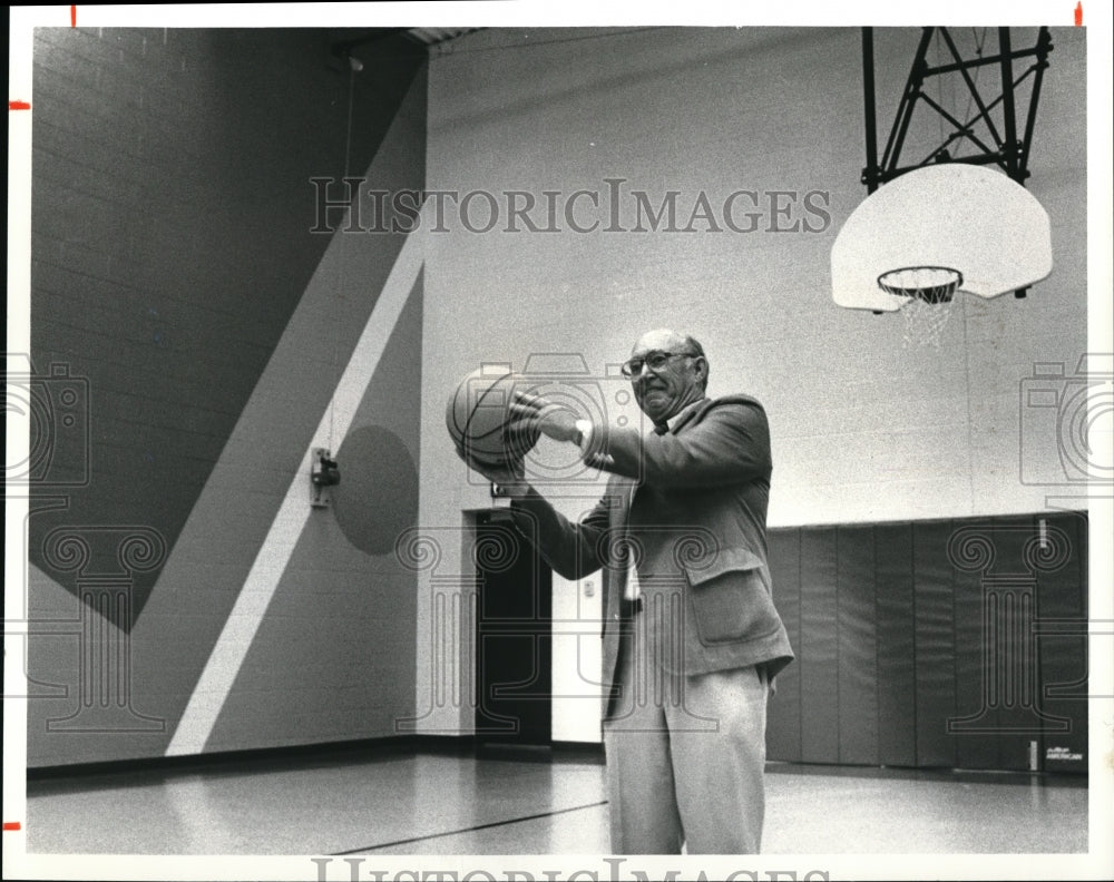1981 Press Photo Judge Richard A Hoose of Lake County at New Gym - Historic Images