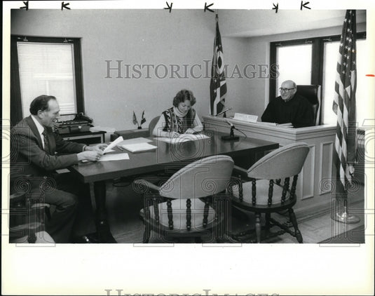 1979 Press Photo Judge Richard A Hoose at Sqaure Court Room with Sue Ertter - Historic Images