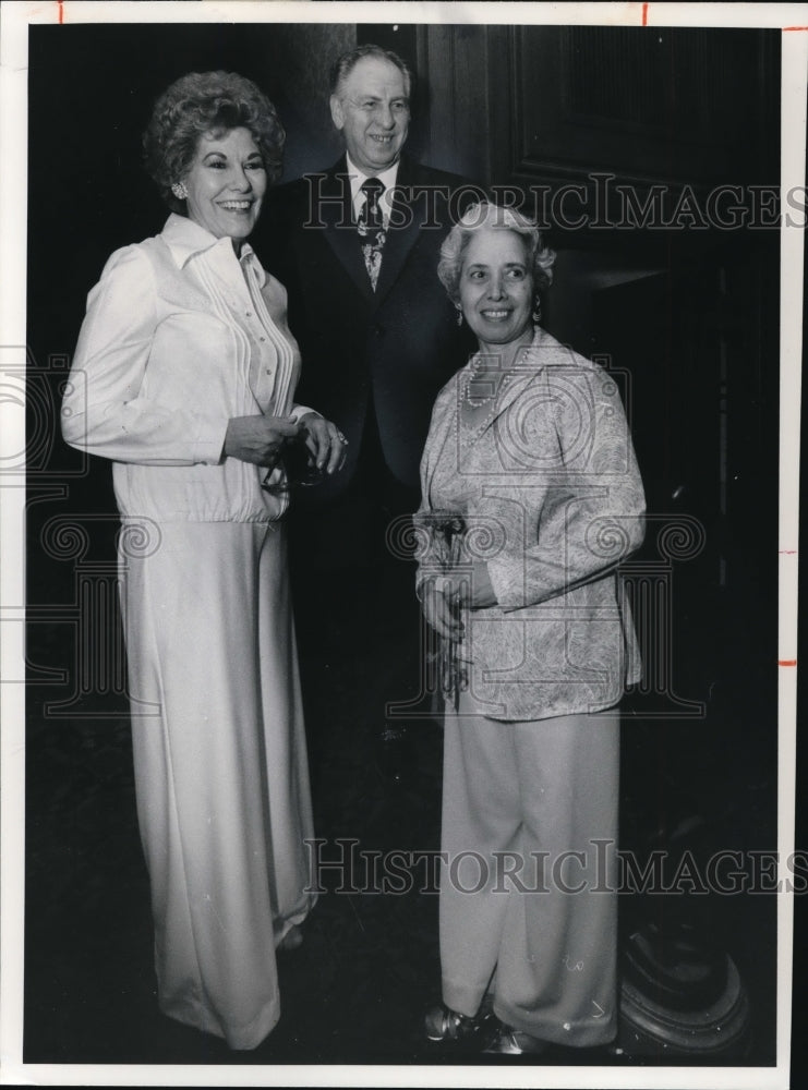 1977 Press Photo Mr. &amp; Mrs Ernie Horvath, Mrs. Linda Nahat - Historic Images