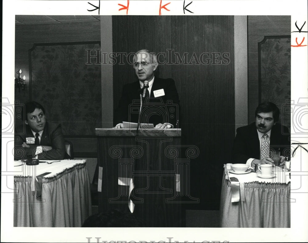 1984 Press Photo Richard J. Bogomolny of Pick N Pay with John Shiels at Meeting - Historic Images