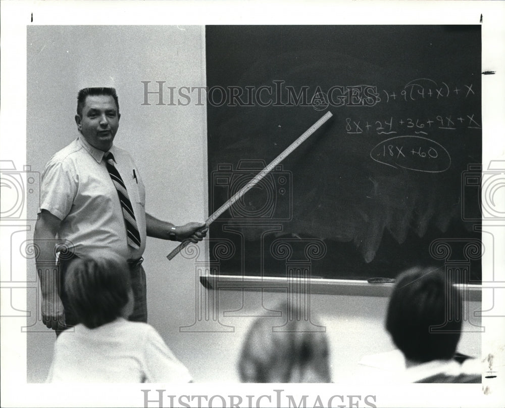 1983 Press Photo Math teacher at Mayfield High School, William J. Hunt - Historic Images