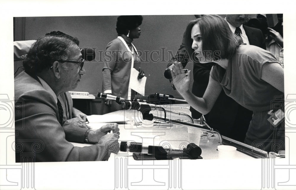 1981 Press Photo Alva T. Vonda listens to Karen Huston's point - Historic Images