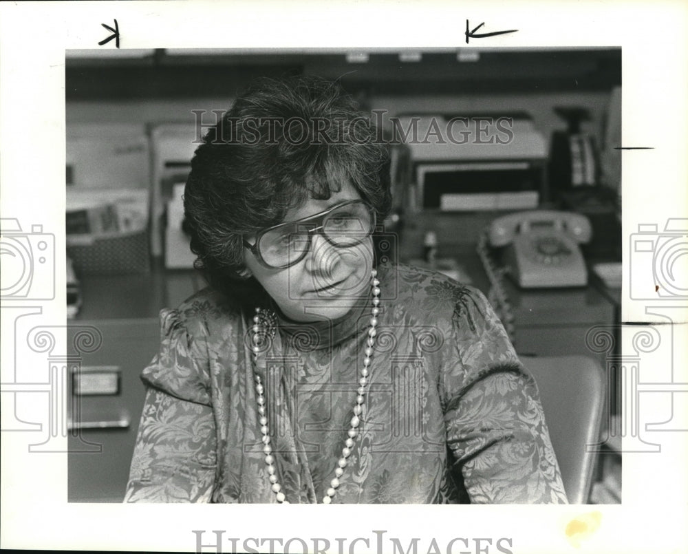 1984 Press Photo Mary Rita Immormino responding to do bean during interview - Historic Images