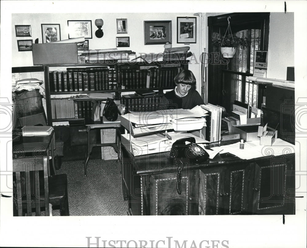 1982 Press Photo Ellen Hotchin Working Around Clutter - Historic Images