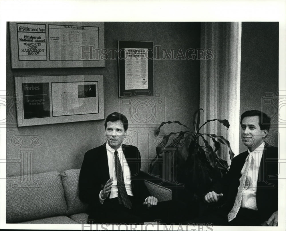 1987 Press Photo Lee Hoskins with John Barrett at Ohio Savings building offices - Historic Images