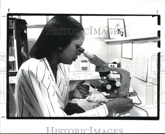1987 Press Photo Donna Hossley at the Luthern Hospital Medical center - Historic Images