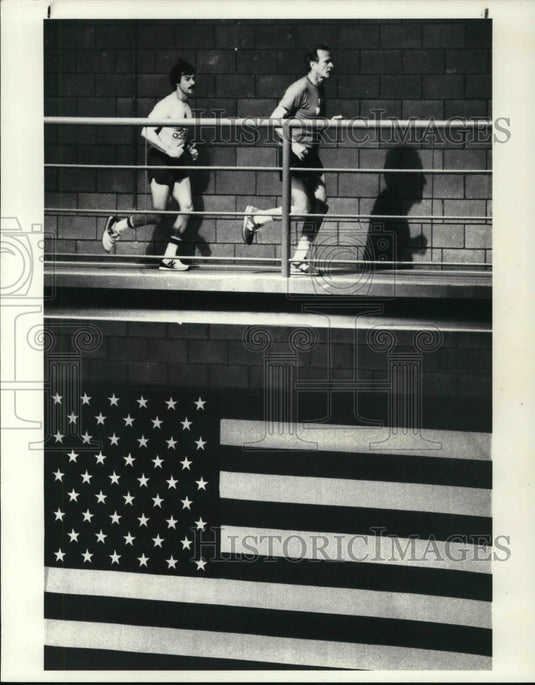 1984 Press Photo Vice president George Bush with his secret agent - Historic Images