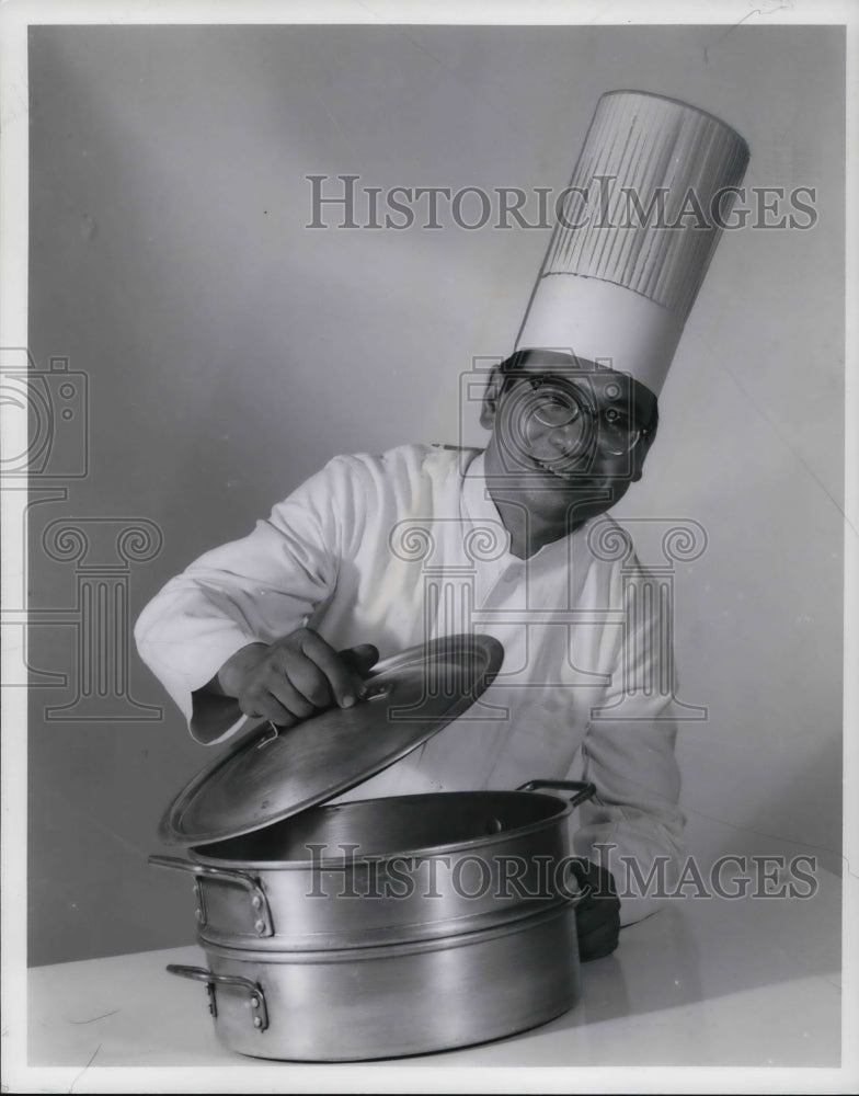 1976 Press Photo Paul Hom, owner new Almond Cookie - Historic Images