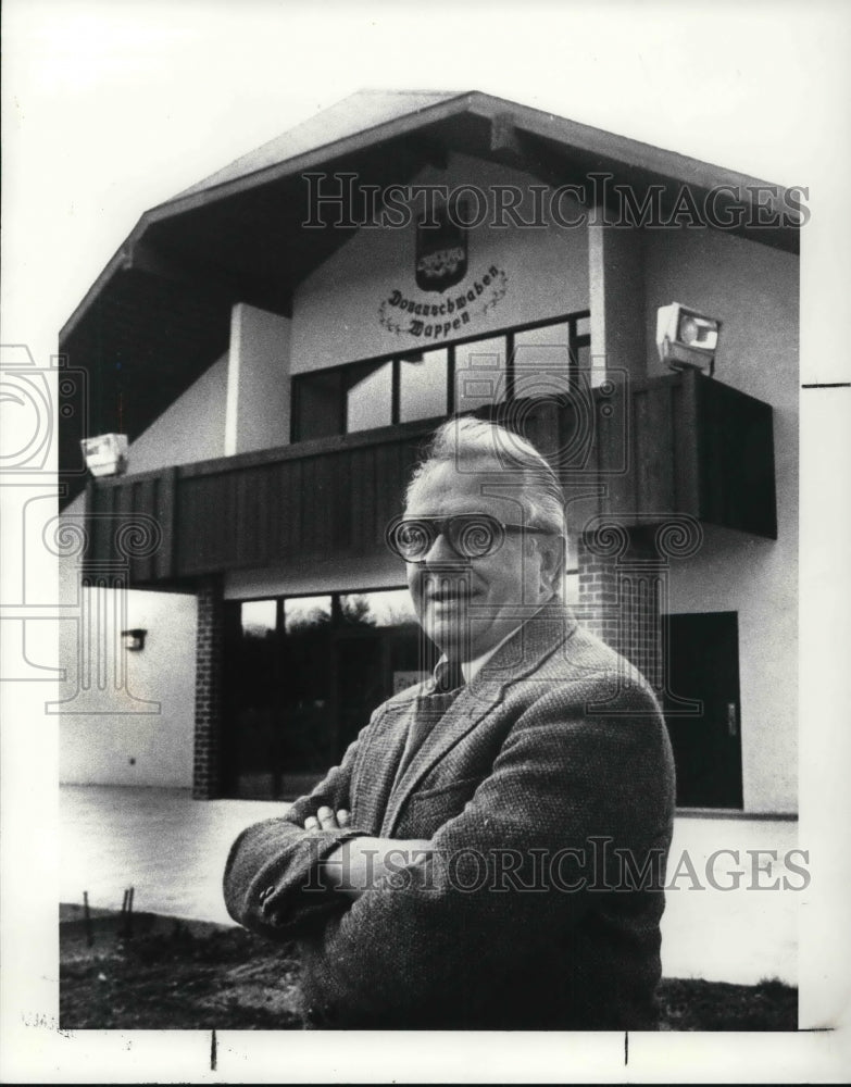 1986 Press Photo Joseph Holzer in front of German culture center - Historic Images