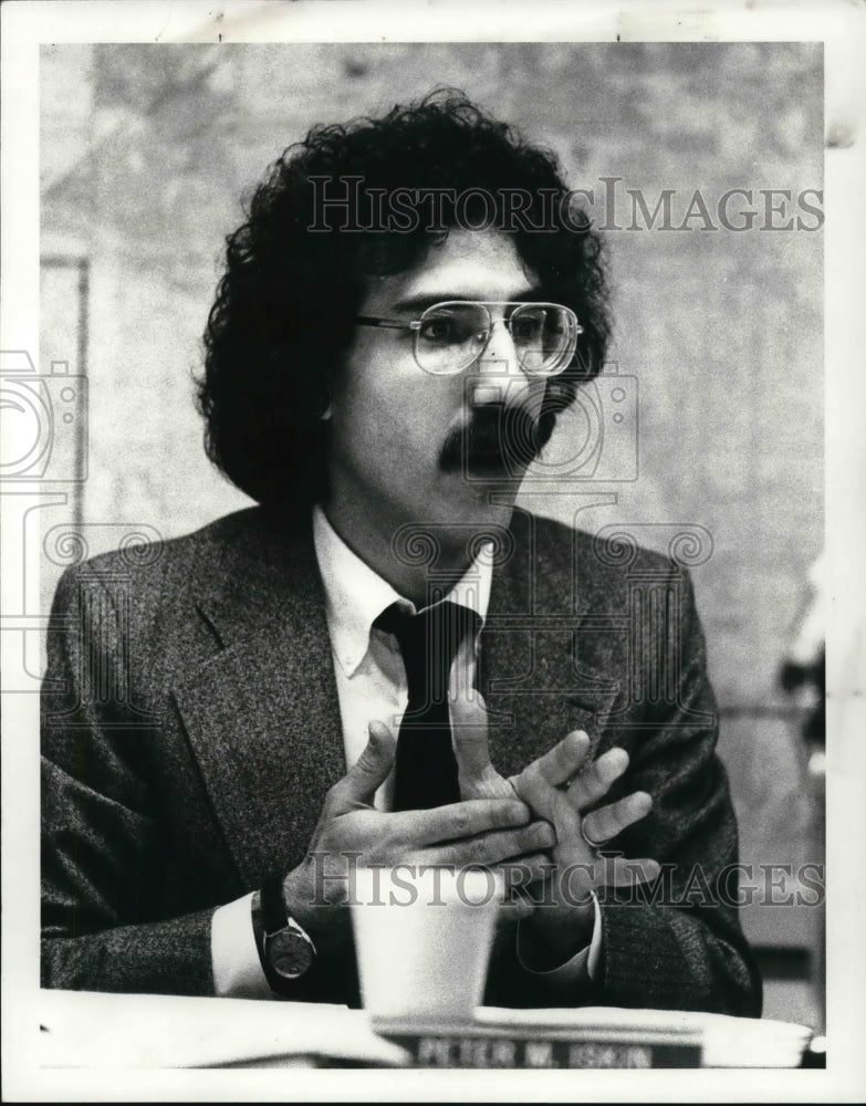 1983 Press Photo Peter M. Iskin at MCHA board meeting - Historic Images