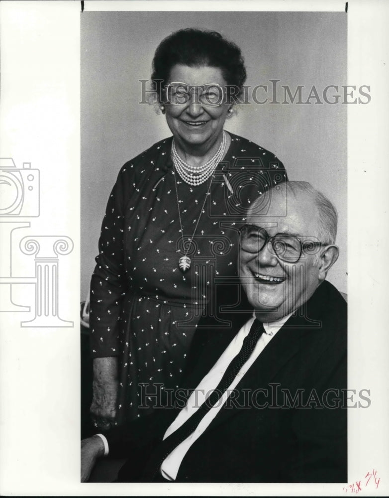 1986 Press Photo Allen C. Holmes and Hildegard Dobay - Historic Images