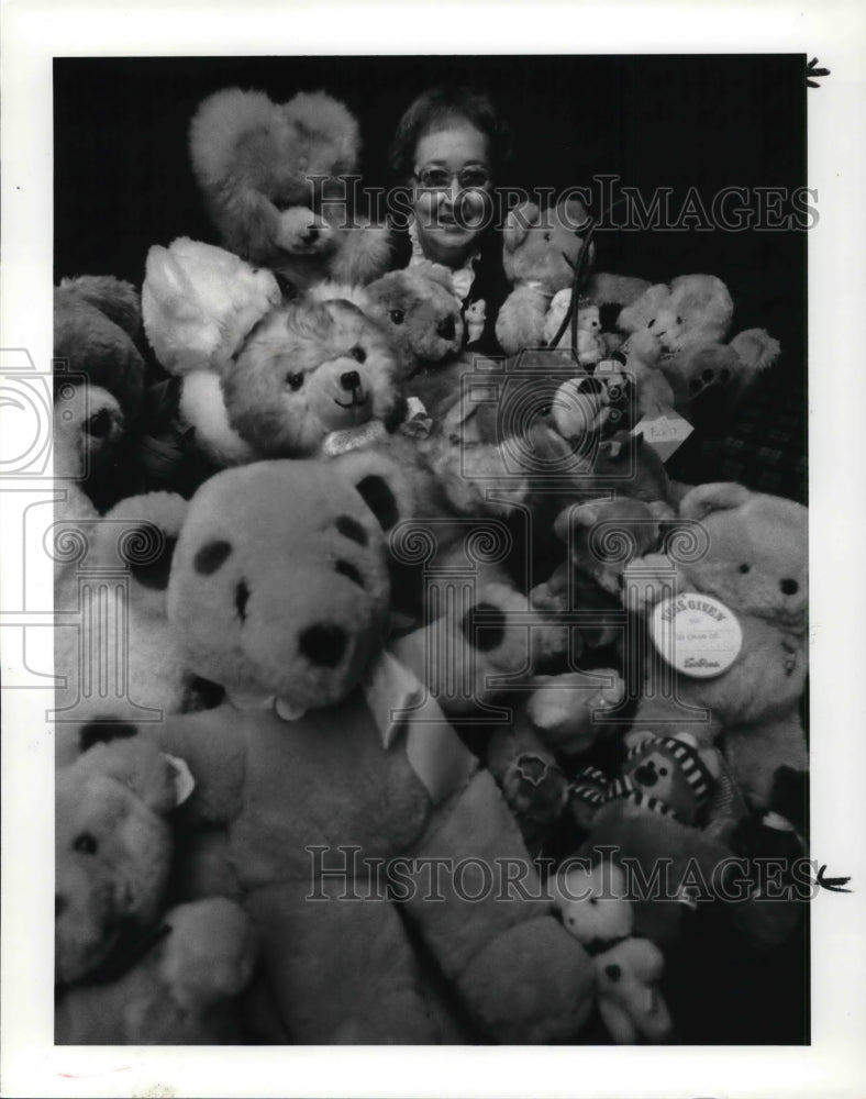 1986 Press Photo Dr. Marilyn Pinheiro and her teddy bears - Historic Images