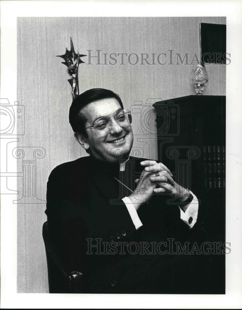 1986 Press Photo Bishop Anthony M. Pilla being interviewed for a Christmas Party - Historic Images