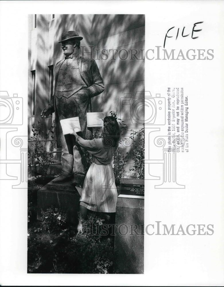 1988 Press Photo Case Western Reserve University Staffer by Tom Johnson Statue - Historic Images