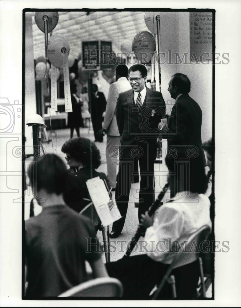 1983 Press Photo Dr. Frederick Holliday the passing of Issue 31 in the Nov. 1983 - Historic Images