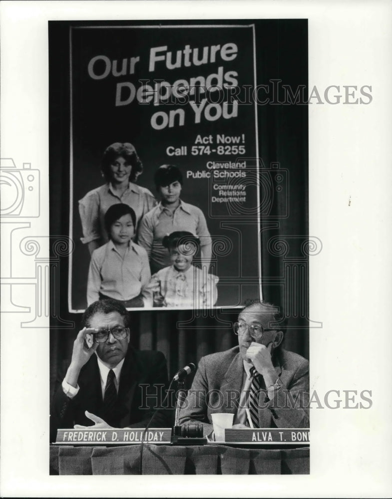 1983 Press Photo Frederick D. Holliday & Bonda at school board mtg. - Historic Images