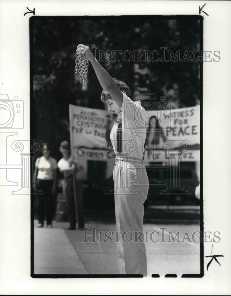 1984 Press Photo Sister Carolyn Horvath of Cleveland dance at Peace Memorial - Historic Images