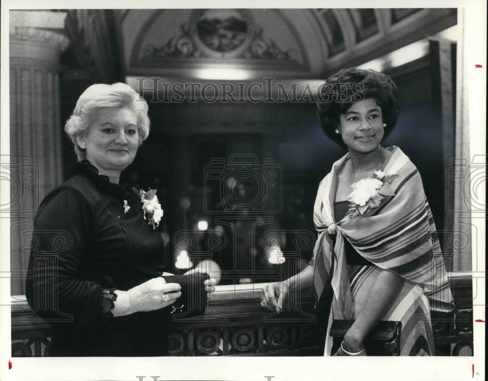 1981 Press Photo June Kosich and Sandra Johnson at Women&#39;s City Club Party - Historic Images