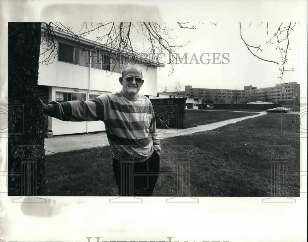 1988 Press Photo Tenant Ralph Johnson Of Benesch Drive Apartments - Historic Images