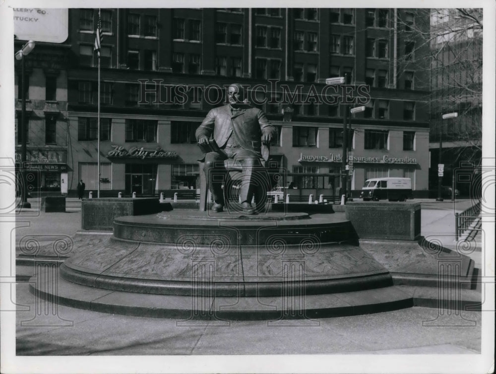 1961 Press Photo Tom Johnson Statue that sits in Public Square in Cleveland Ohio - Historic Images