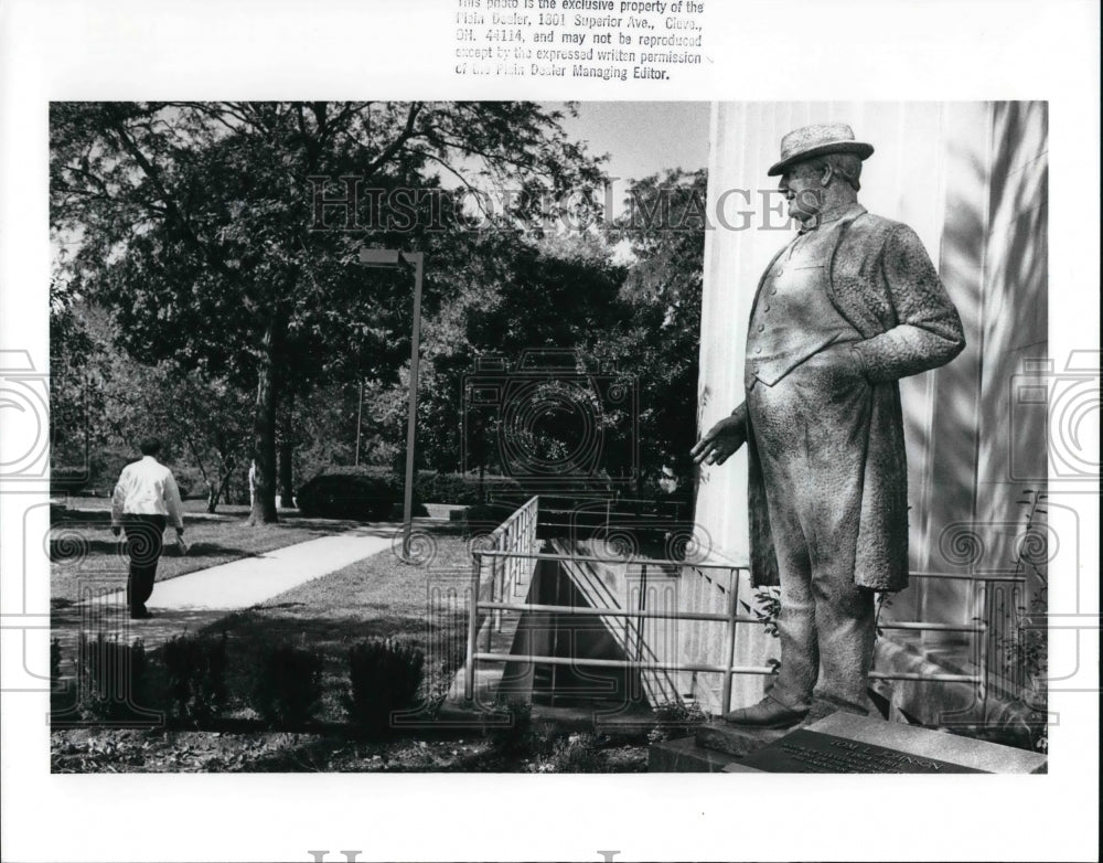 1988 Press Photo Tom Johnson statue at Freigberger Library on the campus of CWRU - Historic Images