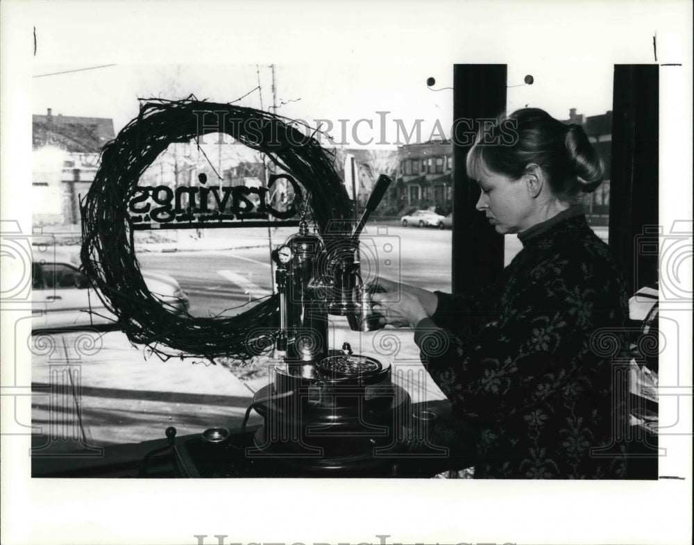 Press Photo Nancy Holcepl Makes Hot Chocolate at Cravings - Historic Images