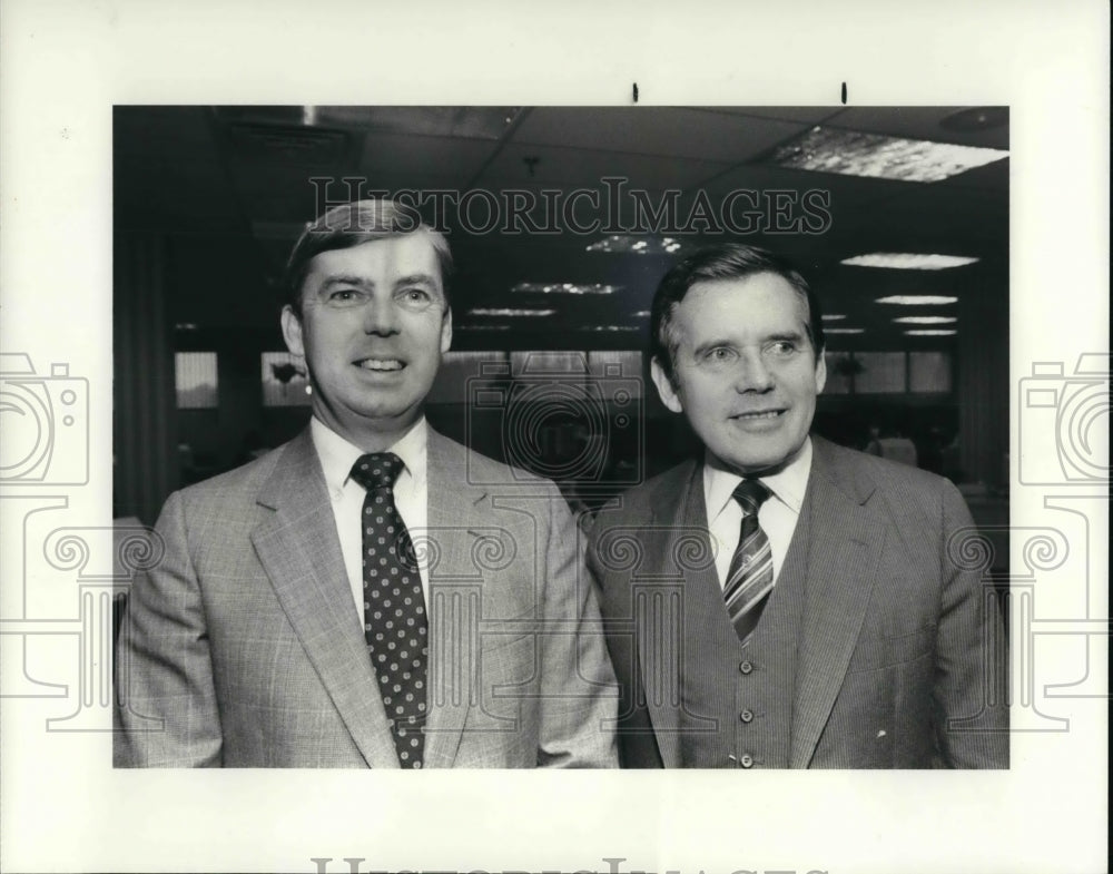 1983 Press Photo Robert T. Golitz and Russell E. Hogg of Mastercard - Historic Images