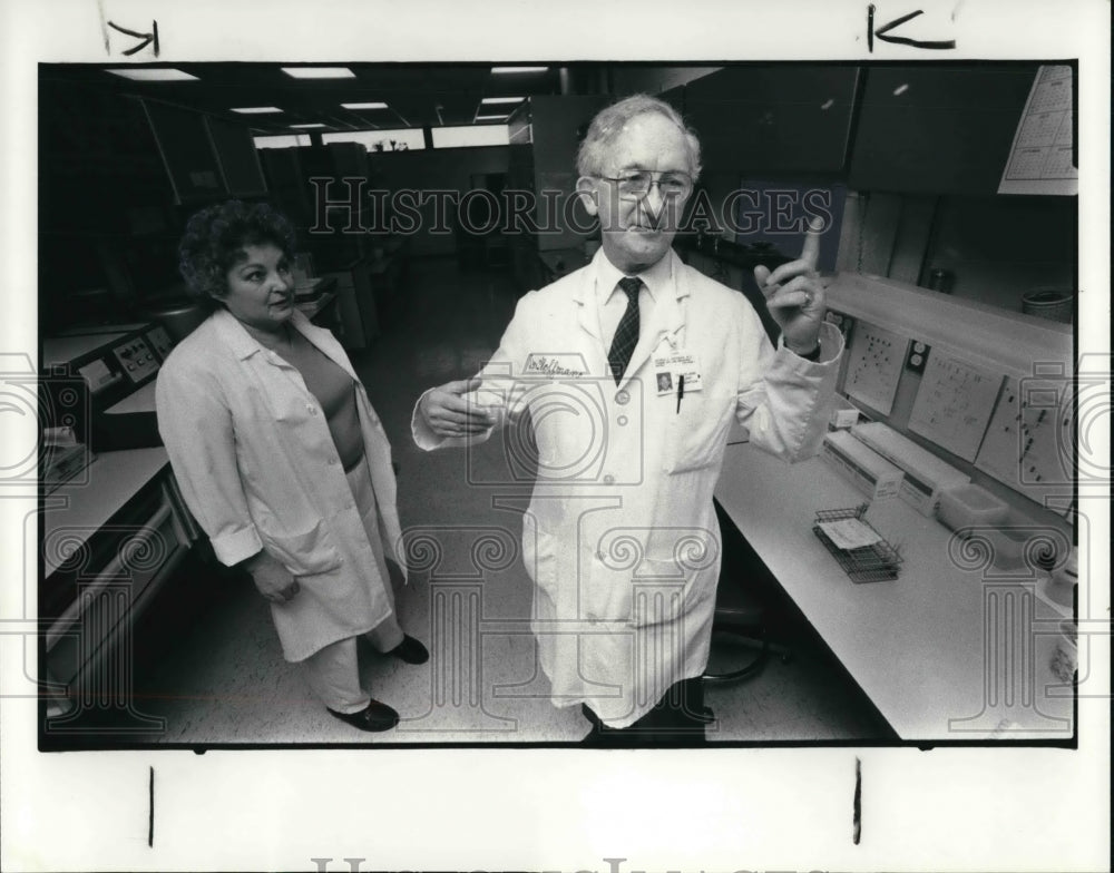 1984 Press Photo Cleveland Clinic Hematologist, Dr. George Hoffman - Historic Images