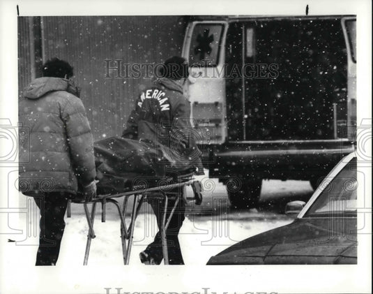 1985 Press Photo Supt.Fred Holliday body ambulance at Aviation School - Historic Images
