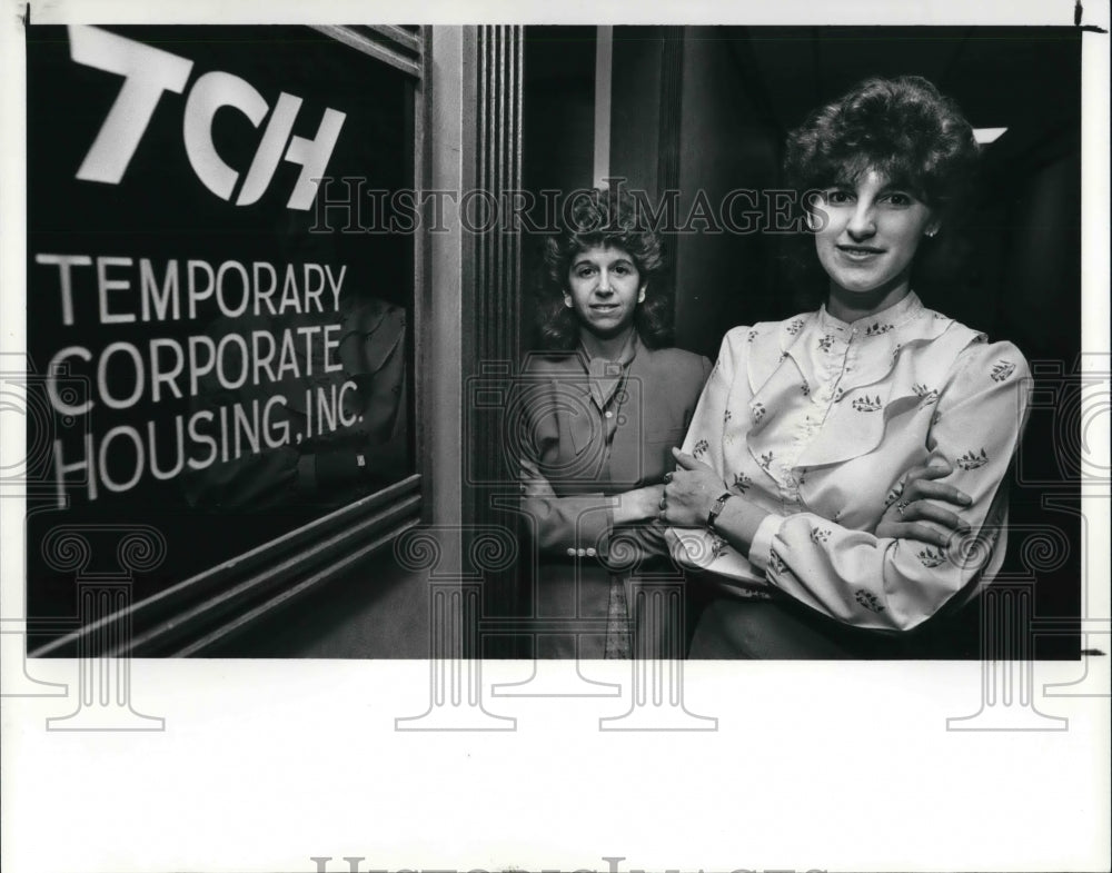 1988 Press Photo Lynda D Holzer and Denise K Shaw at the Statler office Tower. - Historic Images